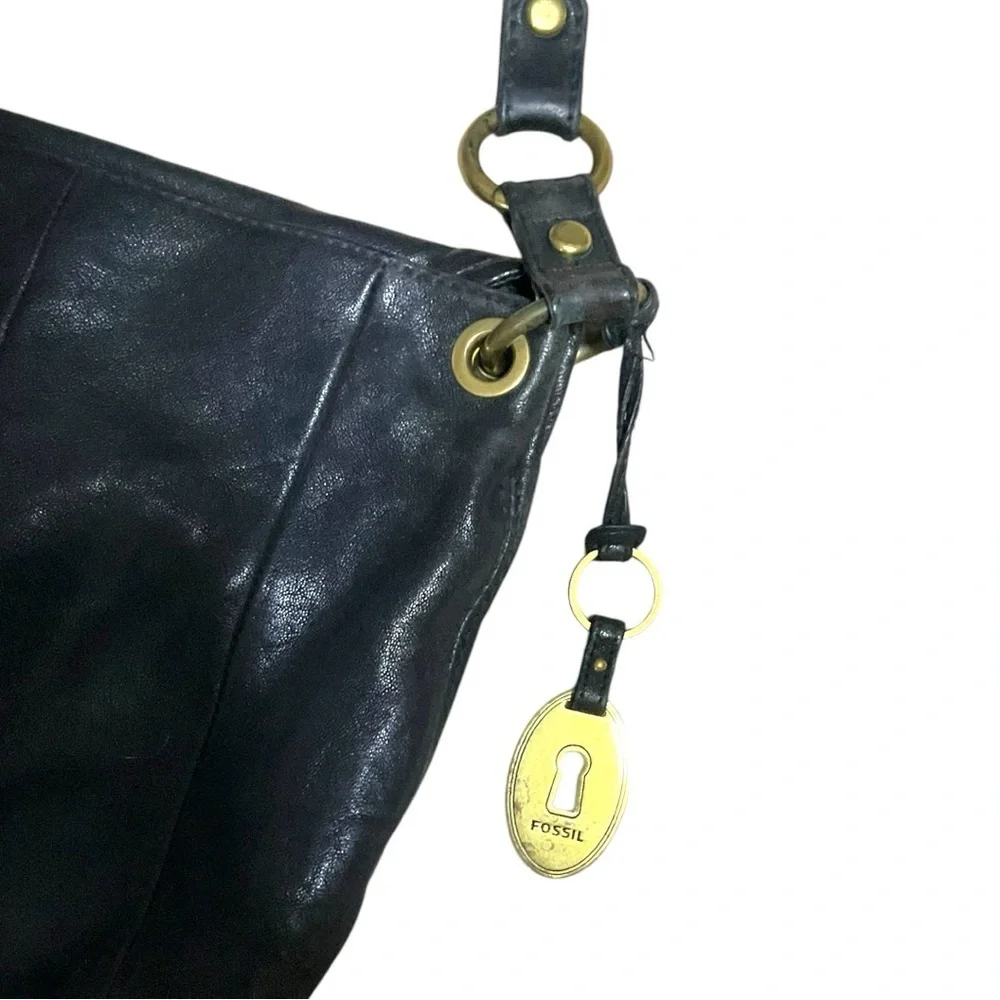 🖤 Fossil Black Leather Shoulder Bag – Vintage Style with Brass Hardware‎